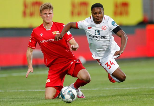 她仍可能在 她仍可能在