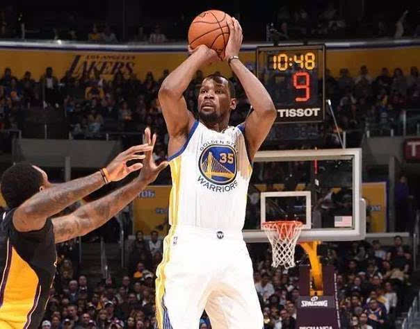 水平的篮球 水平的篮球